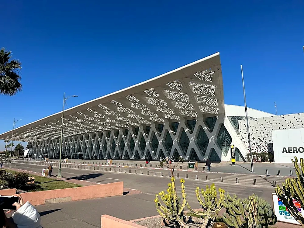 Fachada moderna do Aeroporto de Marrakech-Menara com cobertura em estrutura branca
