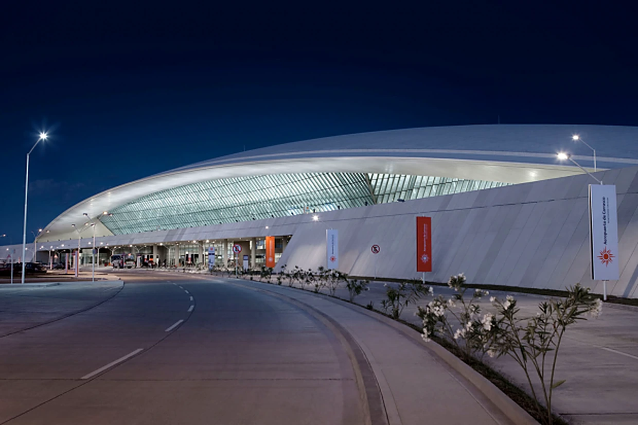 Terminal do Aeroporto Internacional de Carrasco, em Montevidéu, à noite