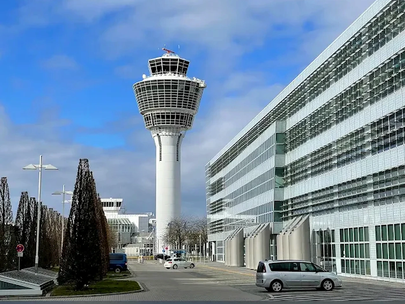 Torre de controle e terminal do aeroporto de Munique, ponto de partida do transfer