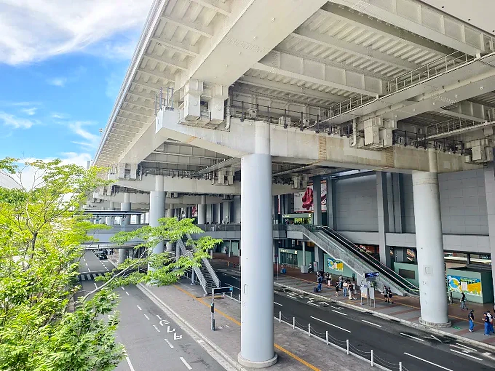 Área de embarque e desembarque do Aeroporto Internacional de Kansai, em Osaka