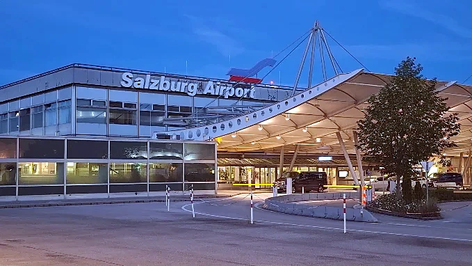 Terminal do Aeroporto de Salzburgo, ponto de transfer com guia brasileiro
