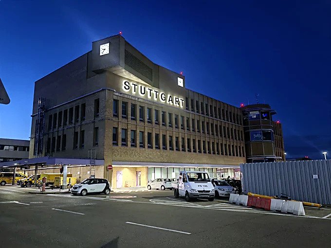 Prédio do aeroporto de Stuttgart iluminado à noite