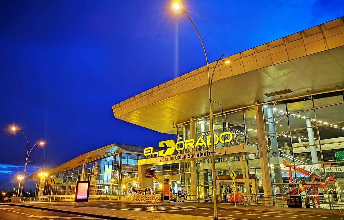 Fachada iluminada do Aeroporto Internacional El Dorado em Bogotá