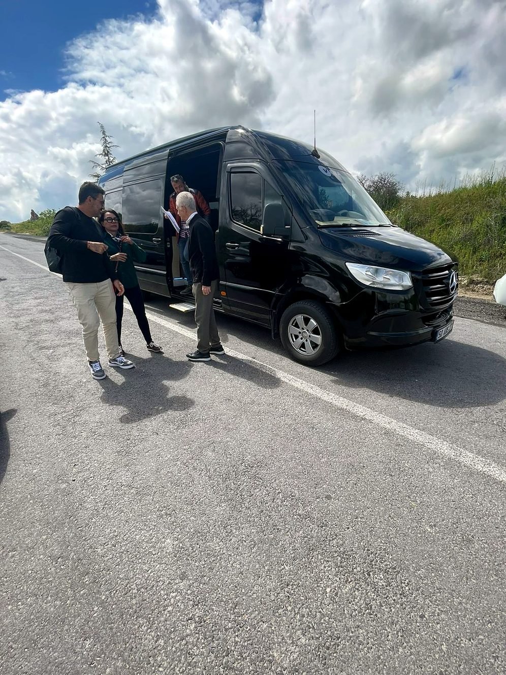 Van executiva preta da Kleos Tourism recebendo passageiros na Capadócia