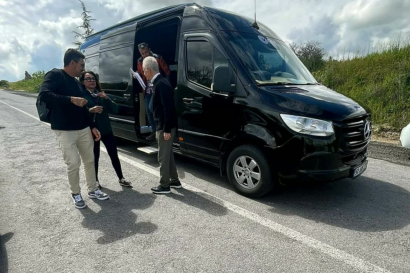 Clientes brasileiros embarcando na van da Kleos Turismo na Capadócia