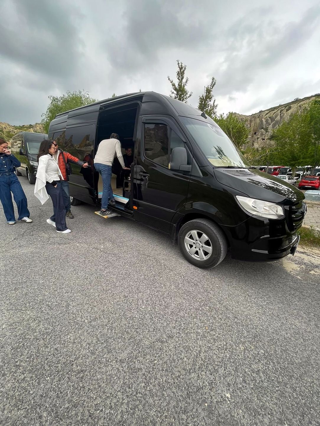 Van executiva preta da Kleos Tourism recebendo passageiros brasileiros na Turquia