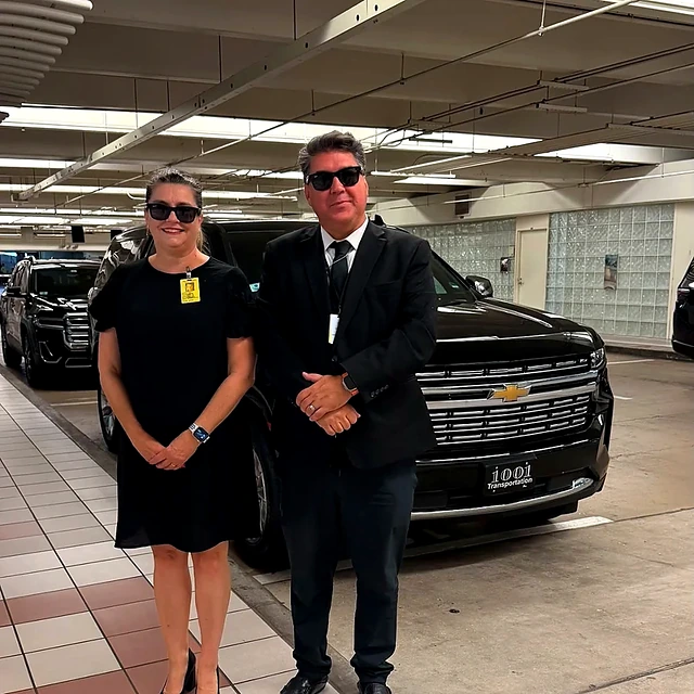 Equipe da 1001 Transportation ao lado de Chevrolet Suburban