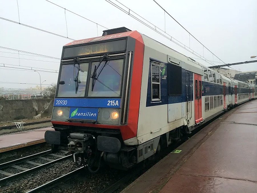 Trem da linha RER C, que liga Paris a Versalhes