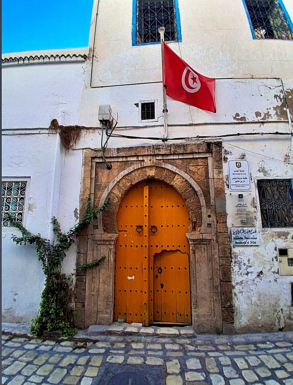 Porta tradicional amarela cravejada na Medina de Túnis