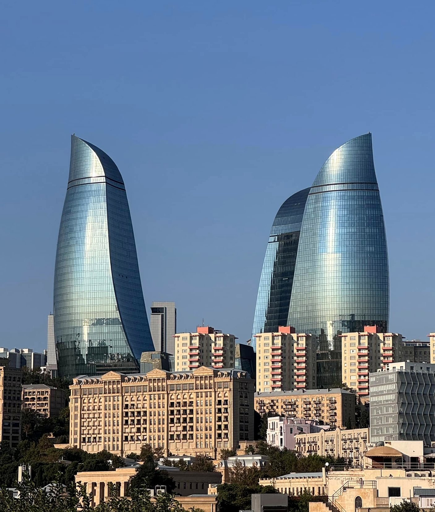 Turismo em Baku: Flame Towers sobre os prédios do centro