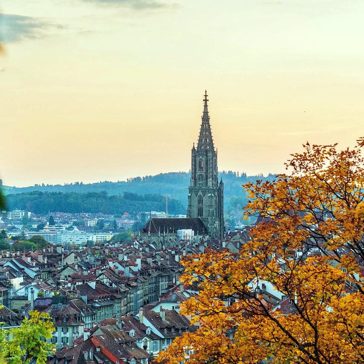 Torre da Catedral de Berna e telhados da Cidade Velha no outono vistos do Rosengarten