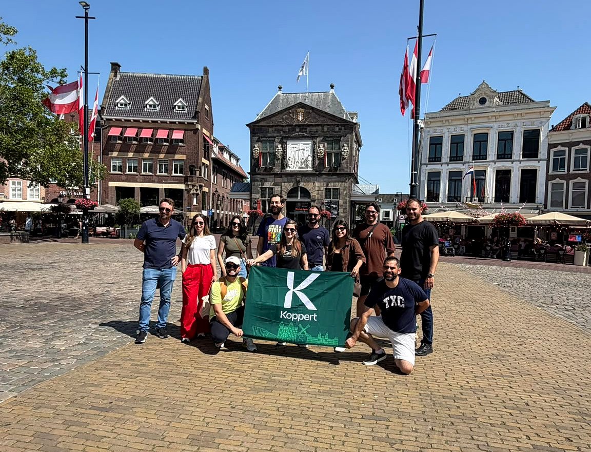 Grupo corporativo brasileiro em visita guiada na praça do mercado de Gouda, Holanda