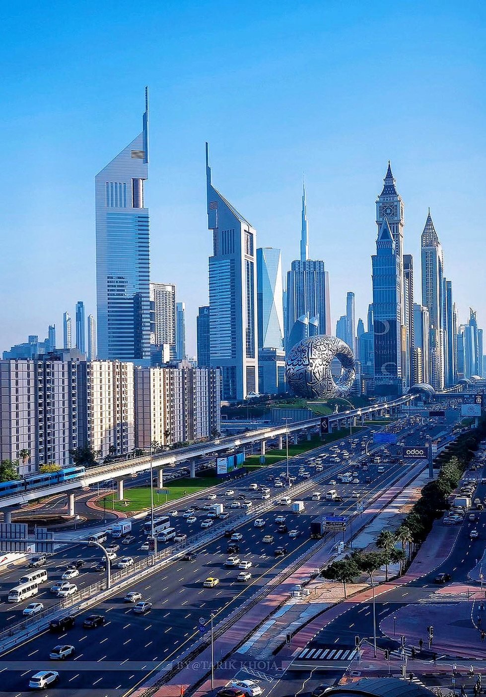 Sheikh Zayed Road com as Emirates Towers e o Museu do Futuro