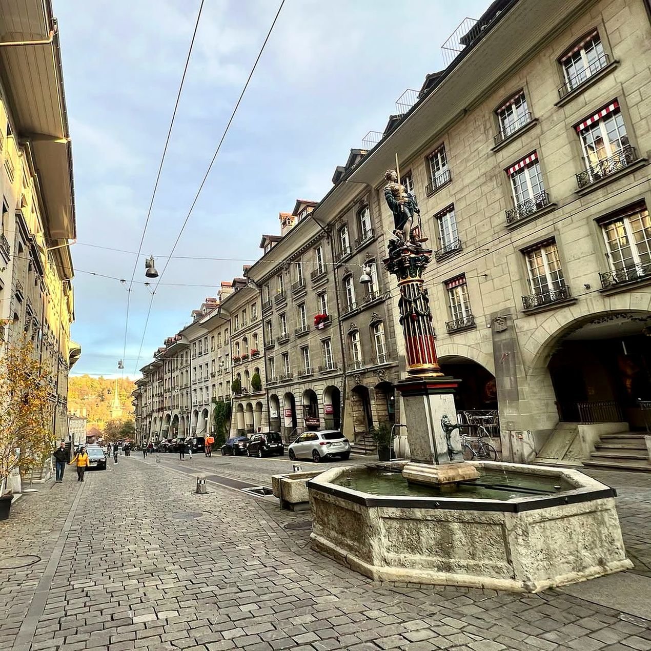 Fonte medieval colorida em rua de paralelepípedos da Cidade Velha de Berna