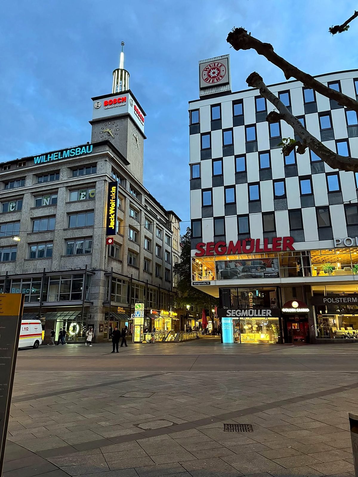 Wilhelmsbau com a torre da Bosch na Königstraße, em Stuttgart