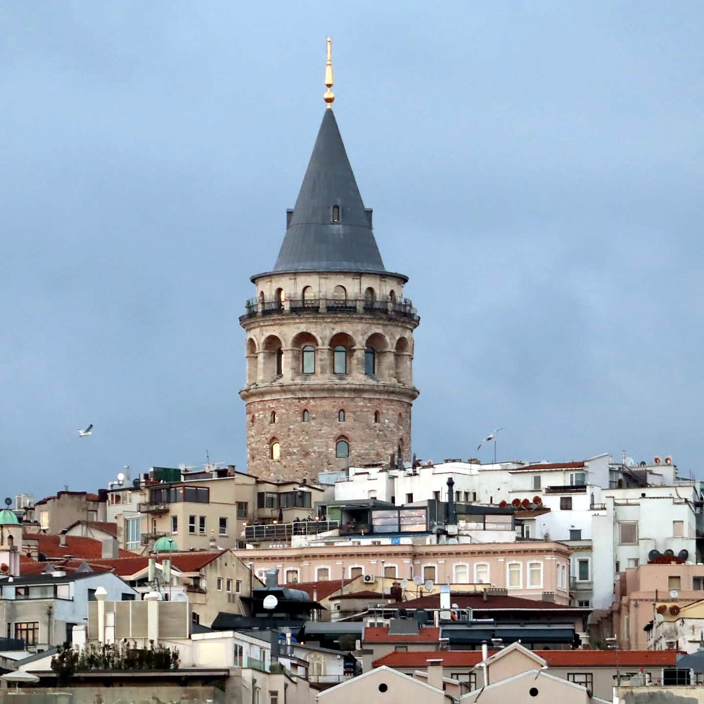 Torre de Gálata acima dos telhados do bairro de Beyoğlu