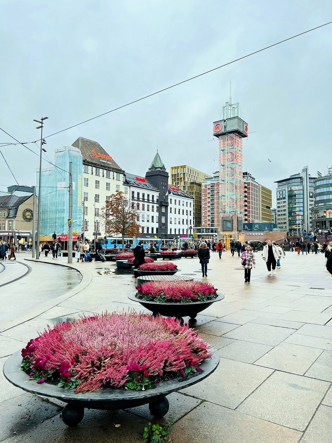 Praça Jernbanetorget em frente à Estação Central de Oslo