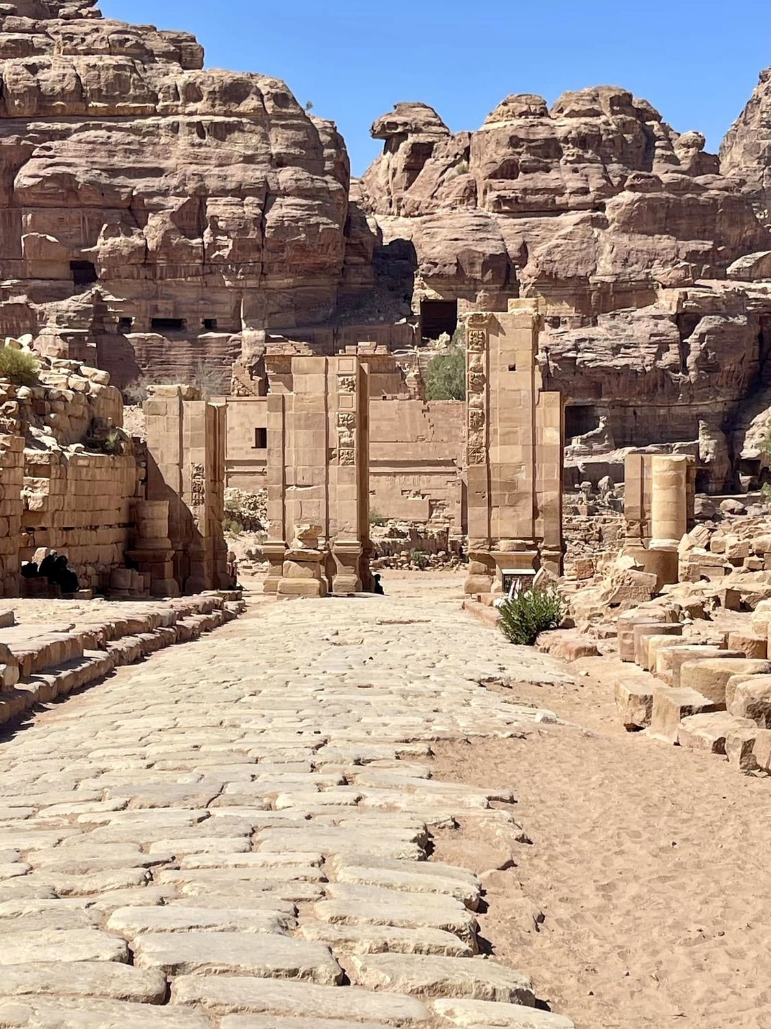 Rua das Colunas e o Portão do Temenos em Petra