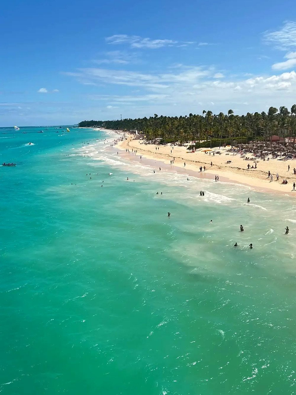 Vista aérea da Praia de Bávaro em Punta Cana com mar verde-esmeralda