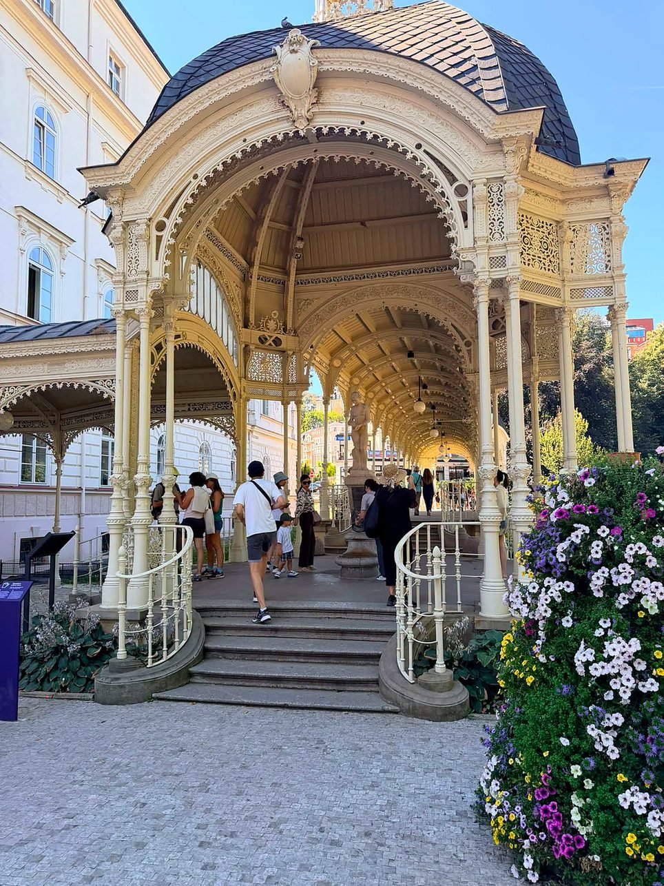 Colunata do Parque em ferro fundido branco com visitantes, em Karlovy Vary