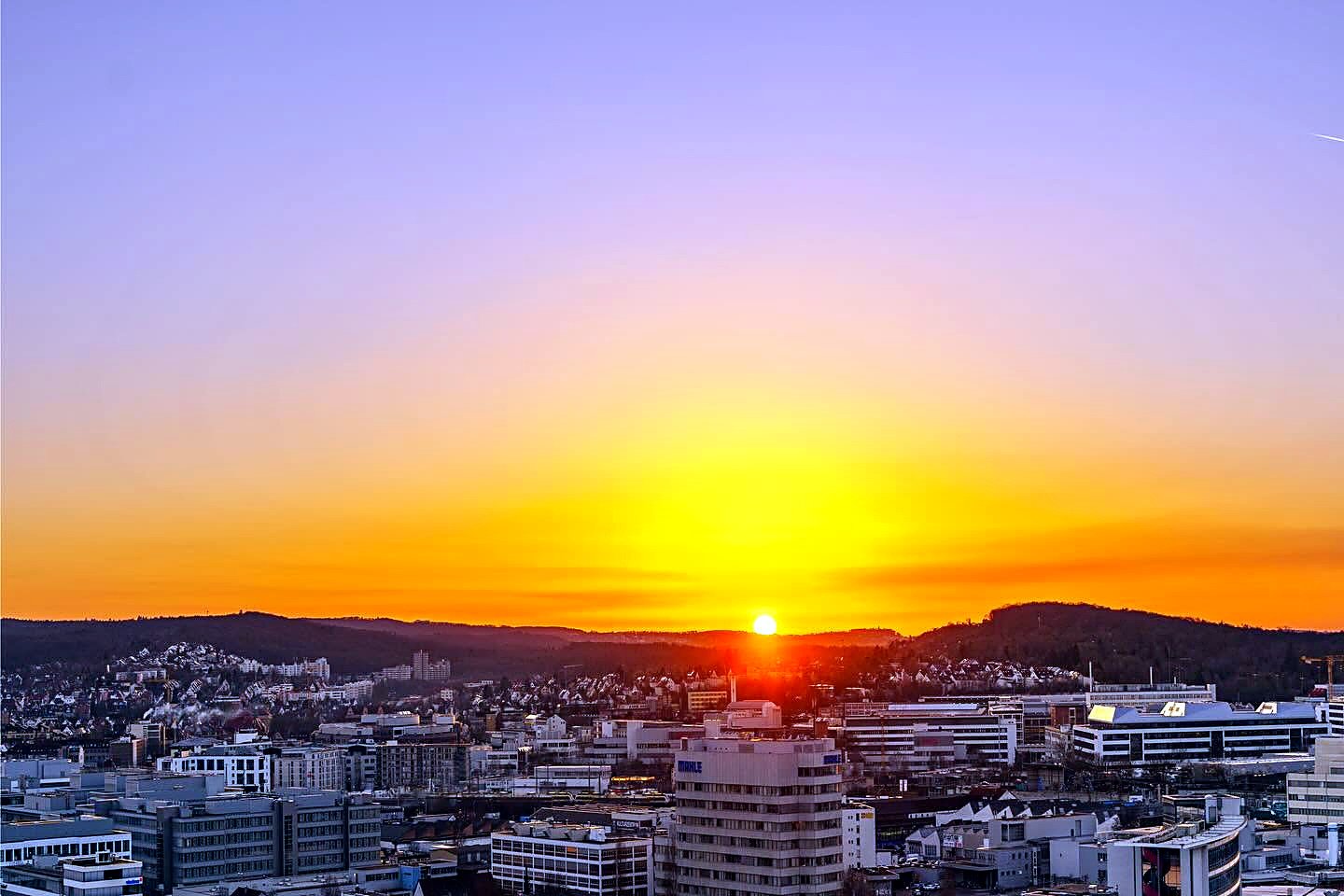 Pôr do sol alaranjado sobre Stuttgart e suas colinas