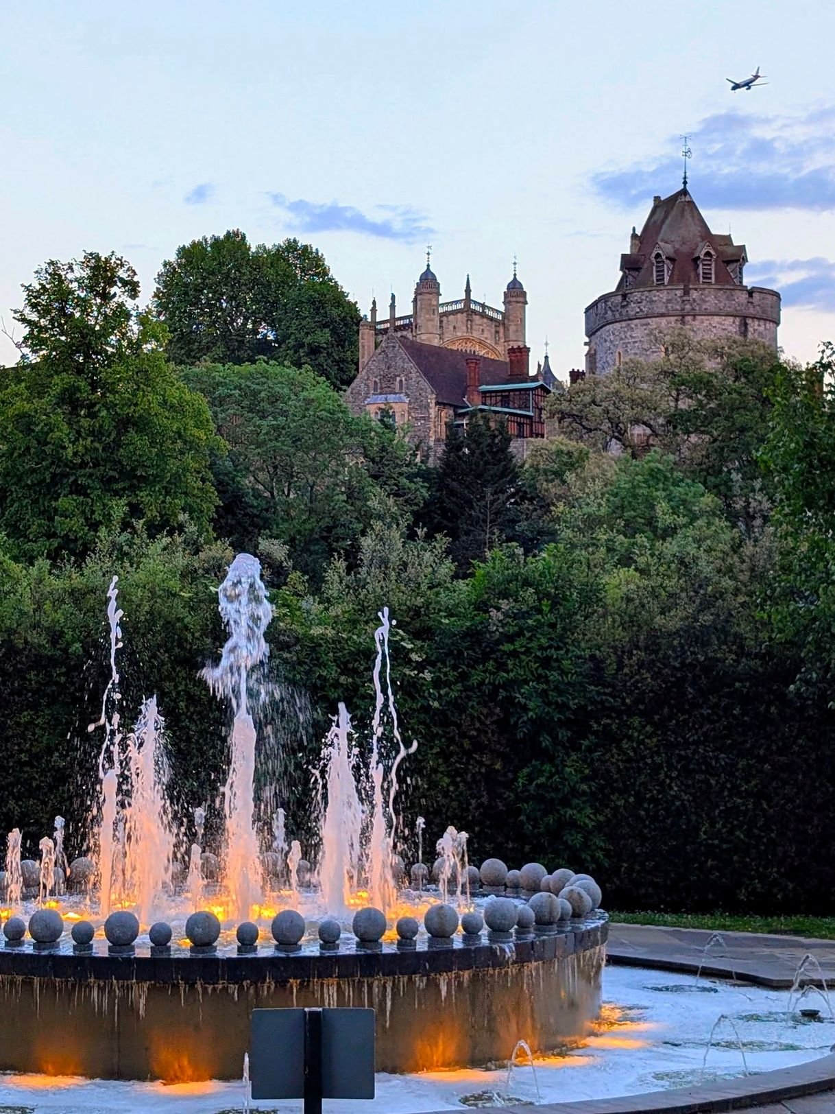 Fonte iluminada com vista para o Castelo de Windsor