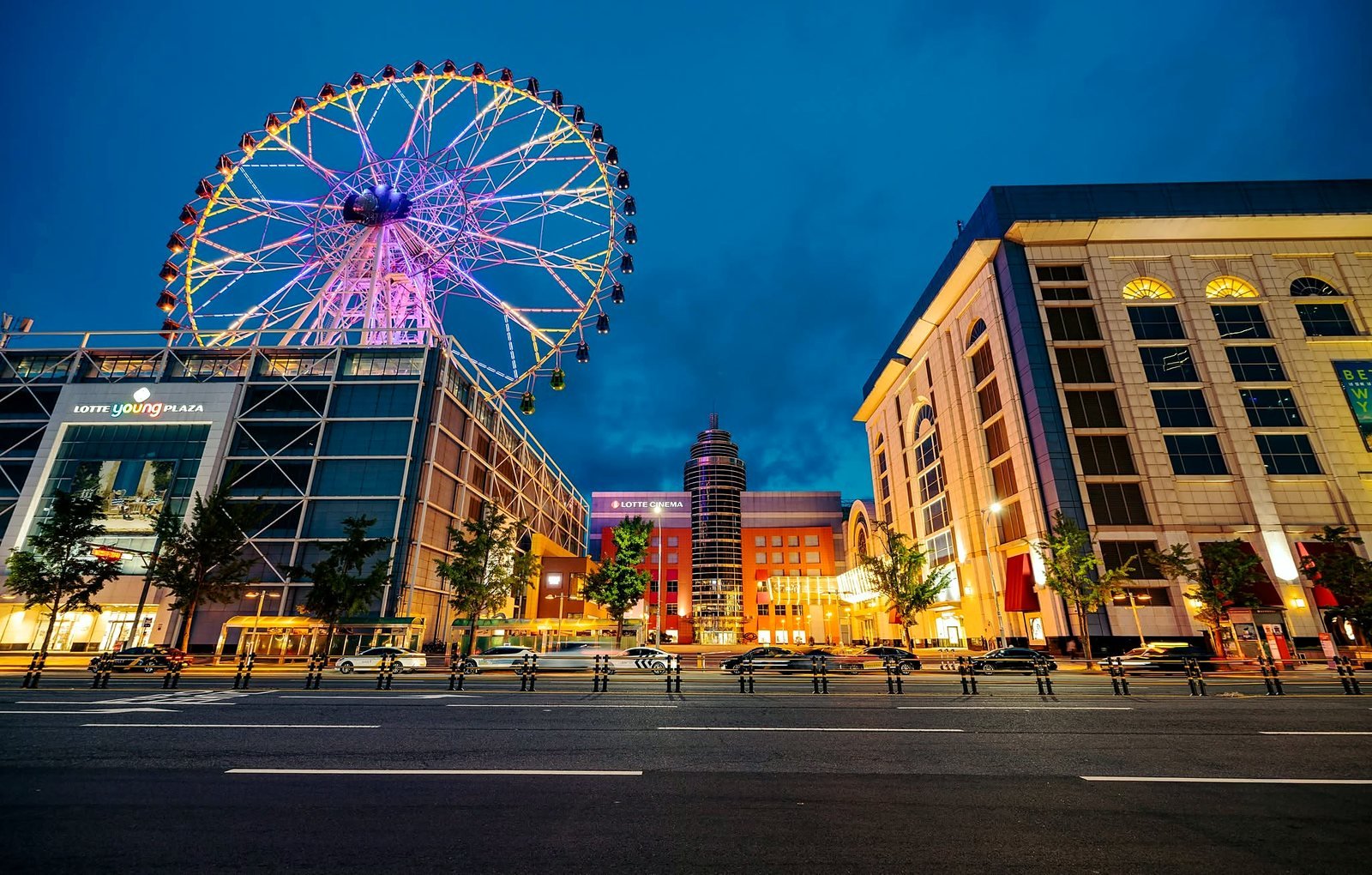 Roda-gigante iluminada sobre o shopping Lotte no bairro de Samsan-dong, Ulsan