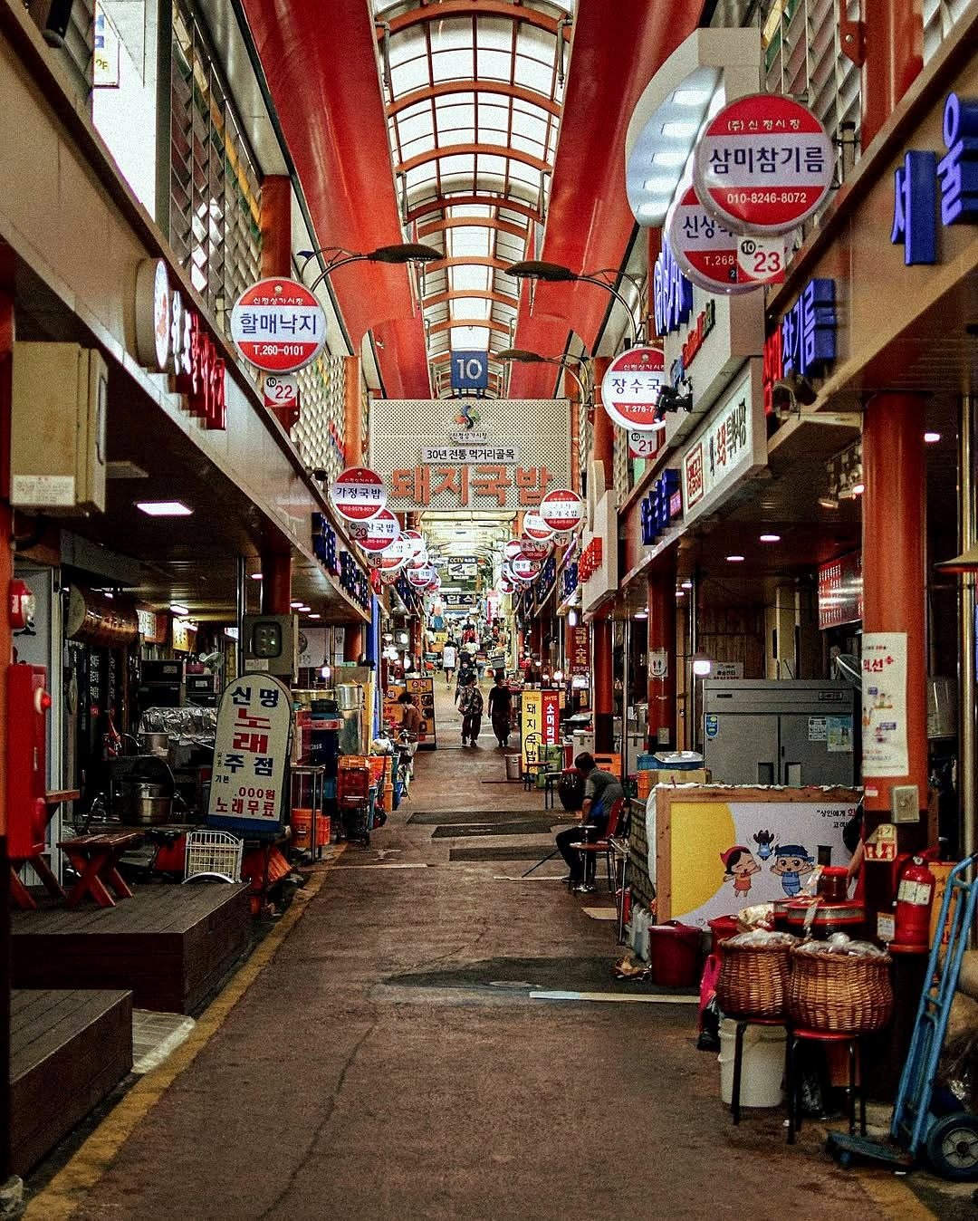 Corredor do mercado tradicional Sinjeong em Ulsan com restaurantes de dwaeji gukbap