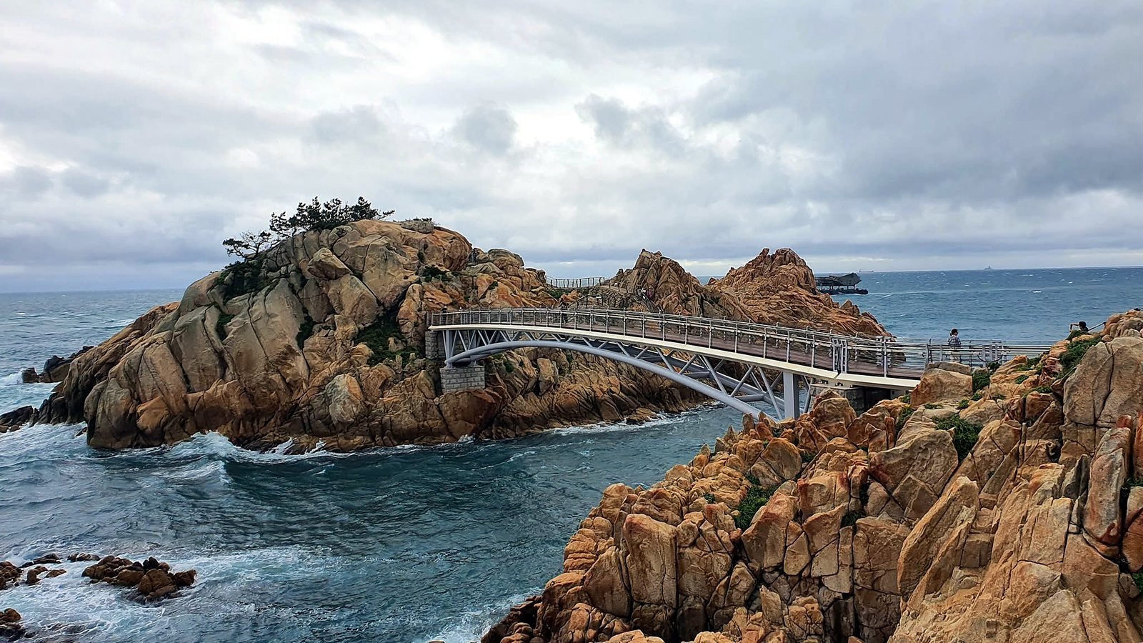Ponte para as rochas do Parque Daewangam em Ulsan