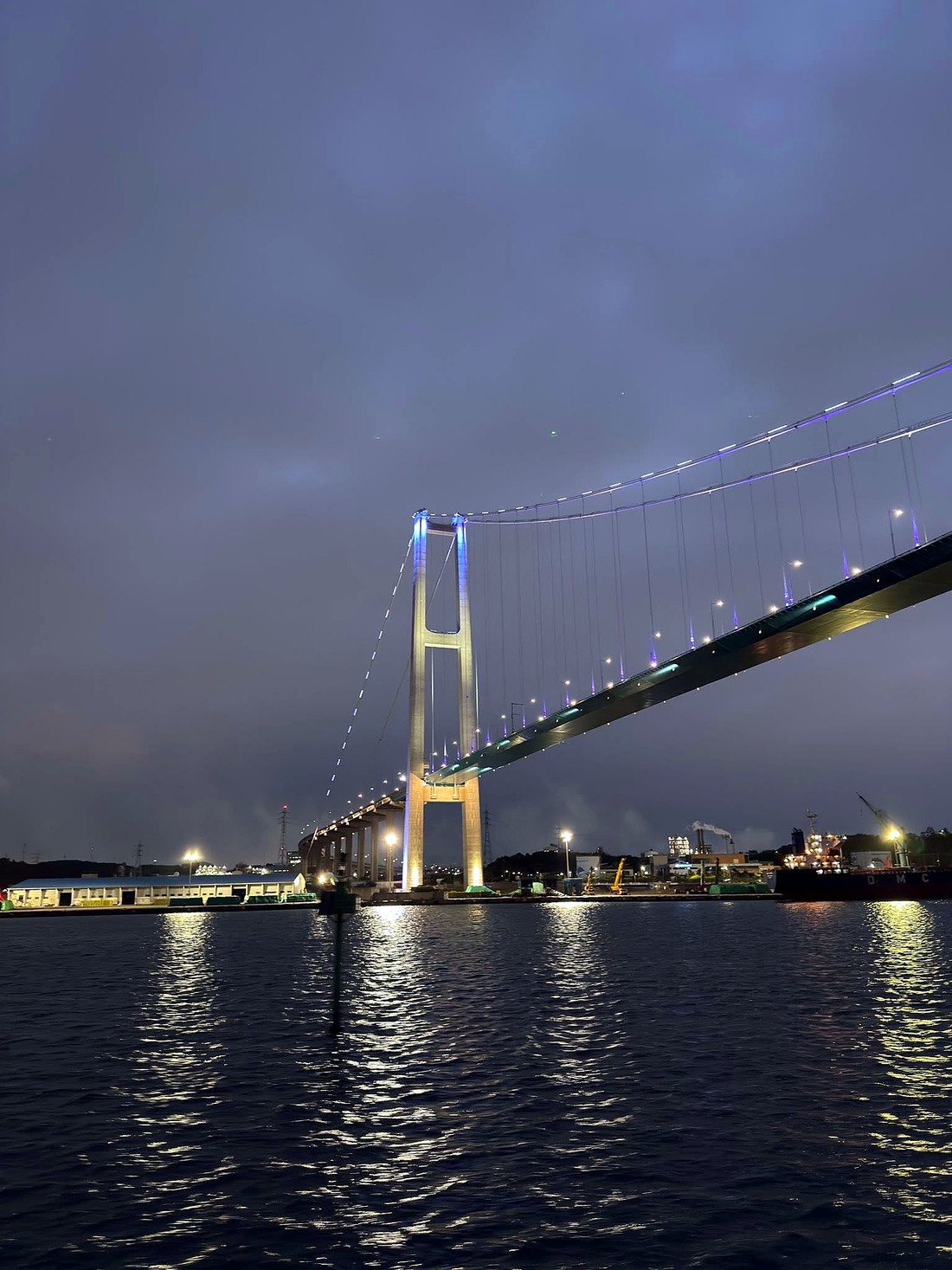 Ponte de Ulsan iluminada à noite sobre o porto
