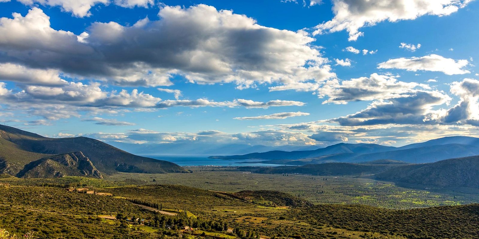 Vale das Oliveiras de Delfos descendo at&eacute; o Golfo de Corinto, visto das encostas do Monte Parnaso