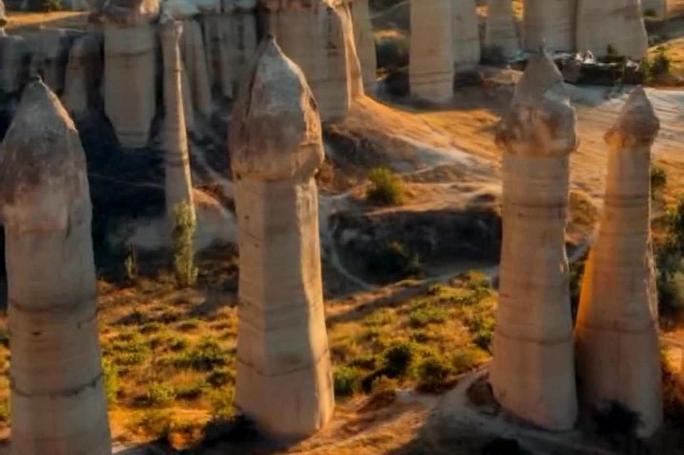 Formações rochosas altas do Vale do Amor na Capadócia