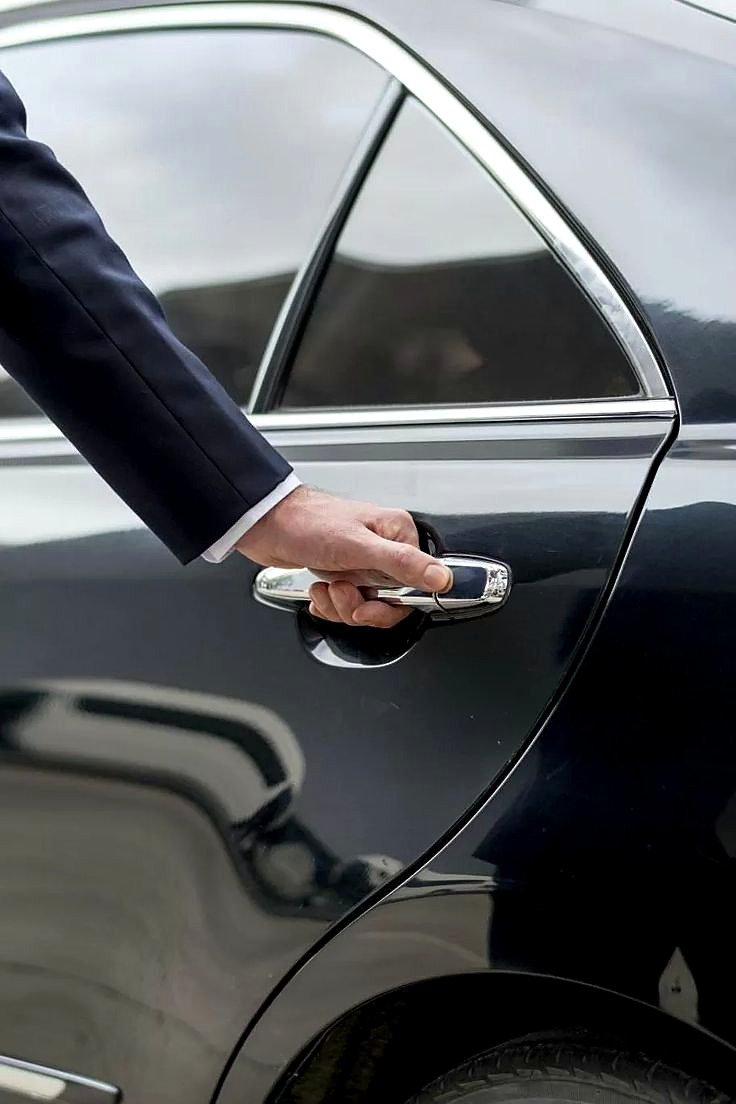 Motorista abrindo a porta do carro executivo para o passeio em Las Vegas