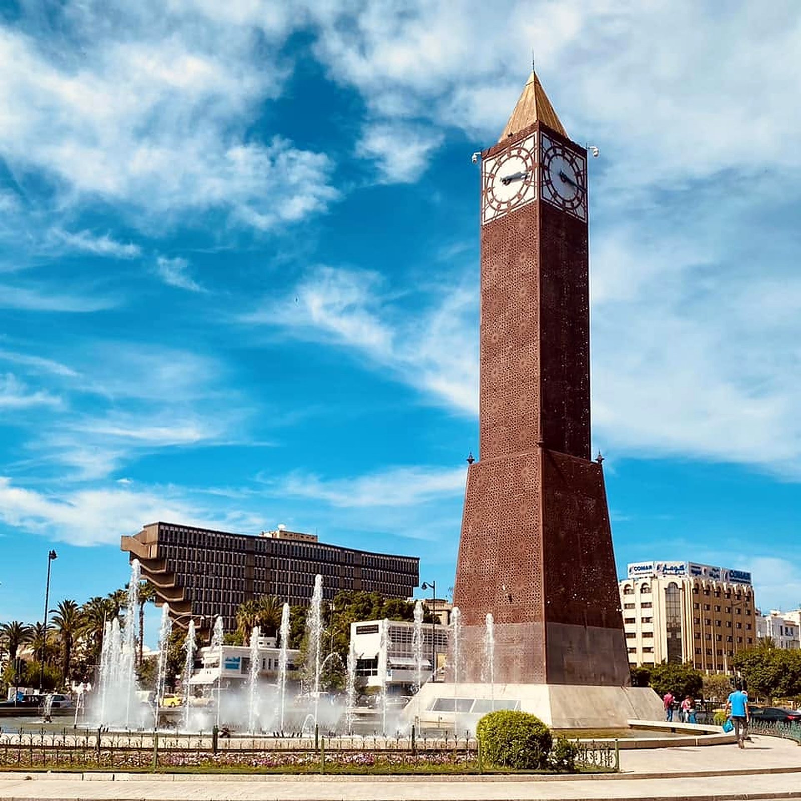 Torre do relógio e chafarizes no fim da Avenida Habib Bourguiba, em Túnis