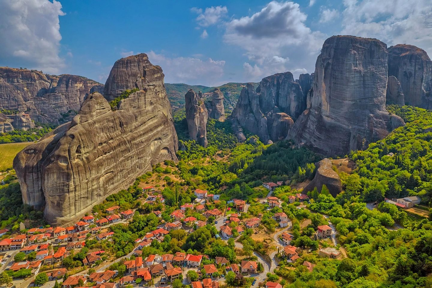 Vila de Kastraki com casas de telhado vermelho aos pés dos pilares de rocha de Meteora, na Grécia