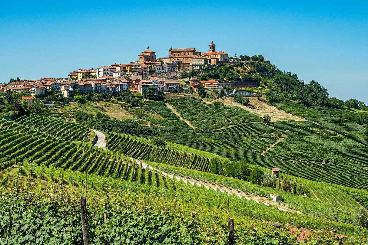 Vilarejo no alto de uma colina cercado de vinhedos nas Langhe, Piemonte