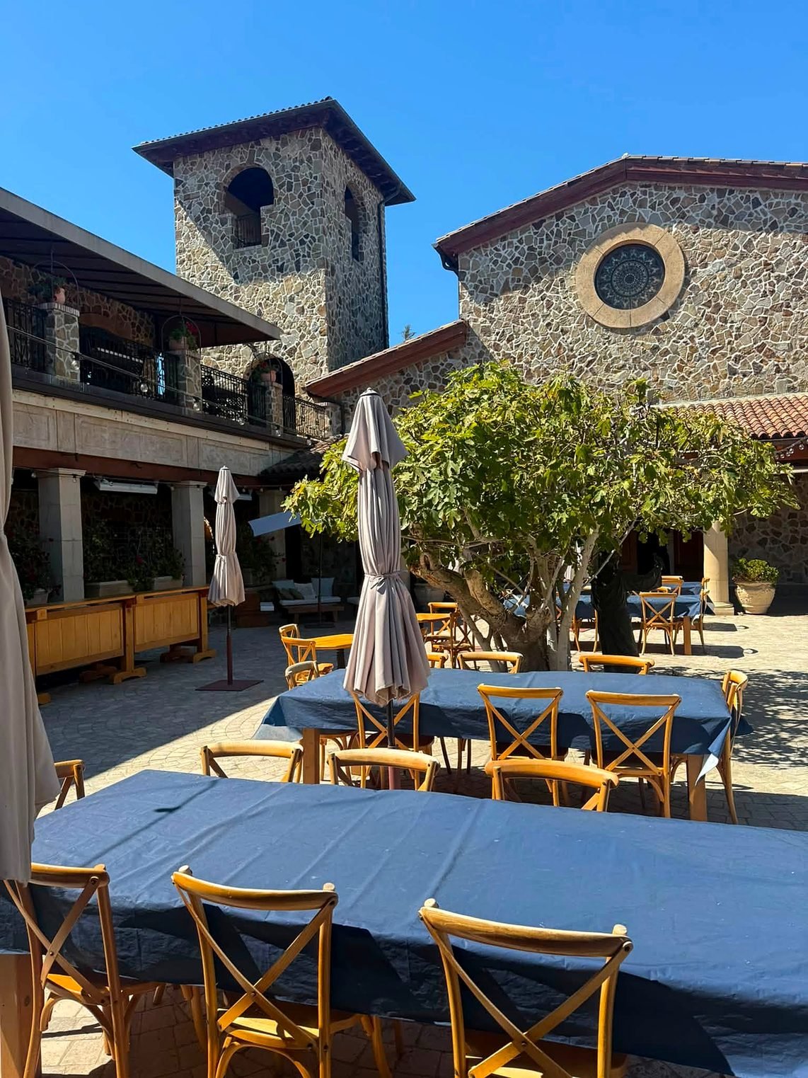Pátio em pedra da adega V. Sattui em St. Helena, Napa Valley