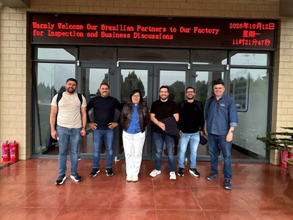 Grupo de empresários brasileiros em visita a uma fábrica na China