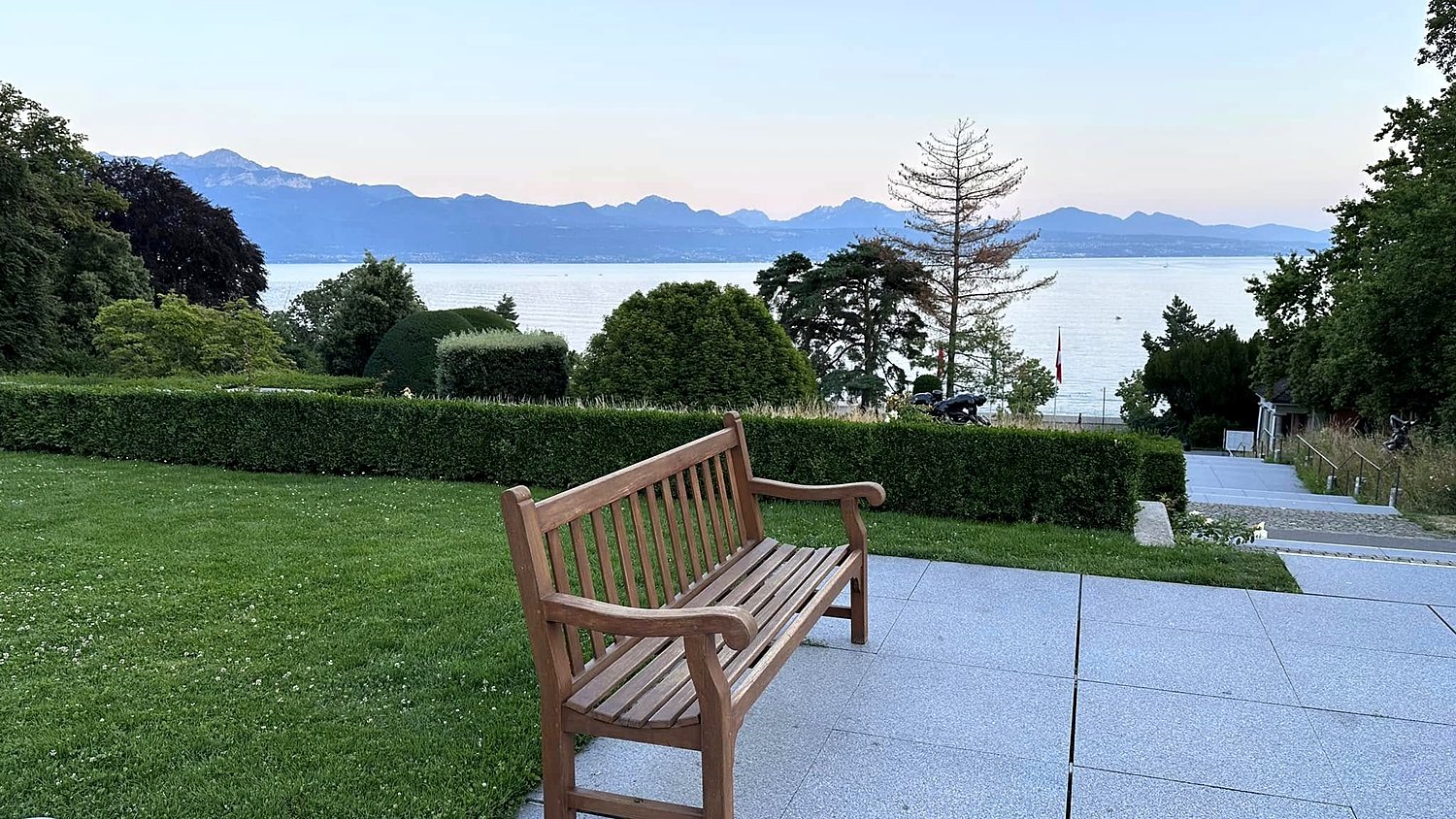 Banco com vista para o Lago Léman e os Alpes no Parque Olímpico de Lausanne