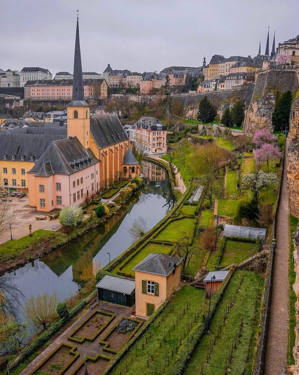 Abadia de Neumünster e jardins à beira do rio Alzette, vistos da muralha