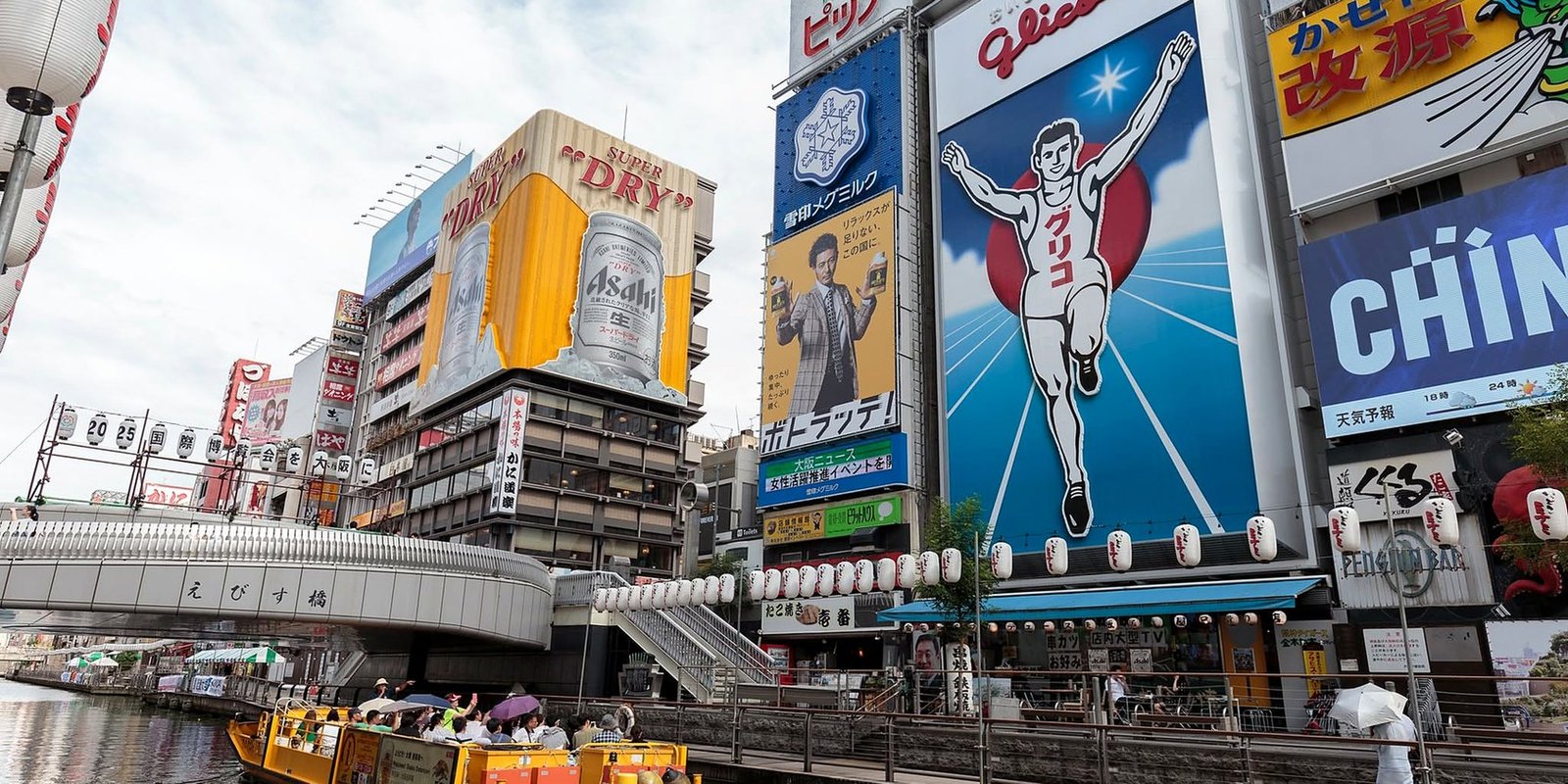 Guia brasileiro em Osaka: canal de Dotonbori com o painel da Glico e barco de passeio