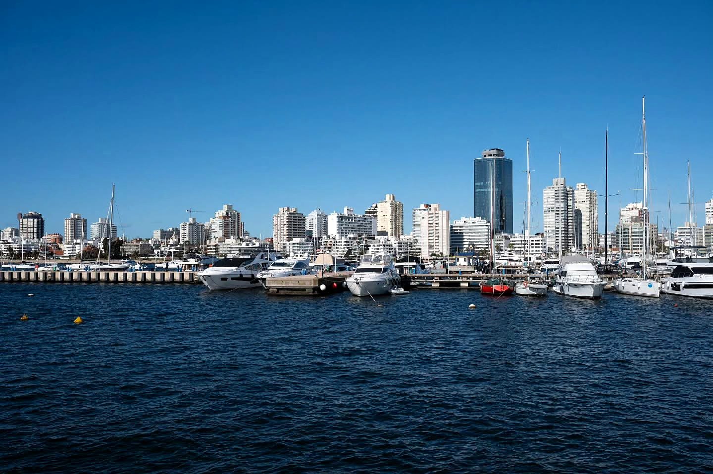 Marina e prédios de Punta del Este, no Uruguai