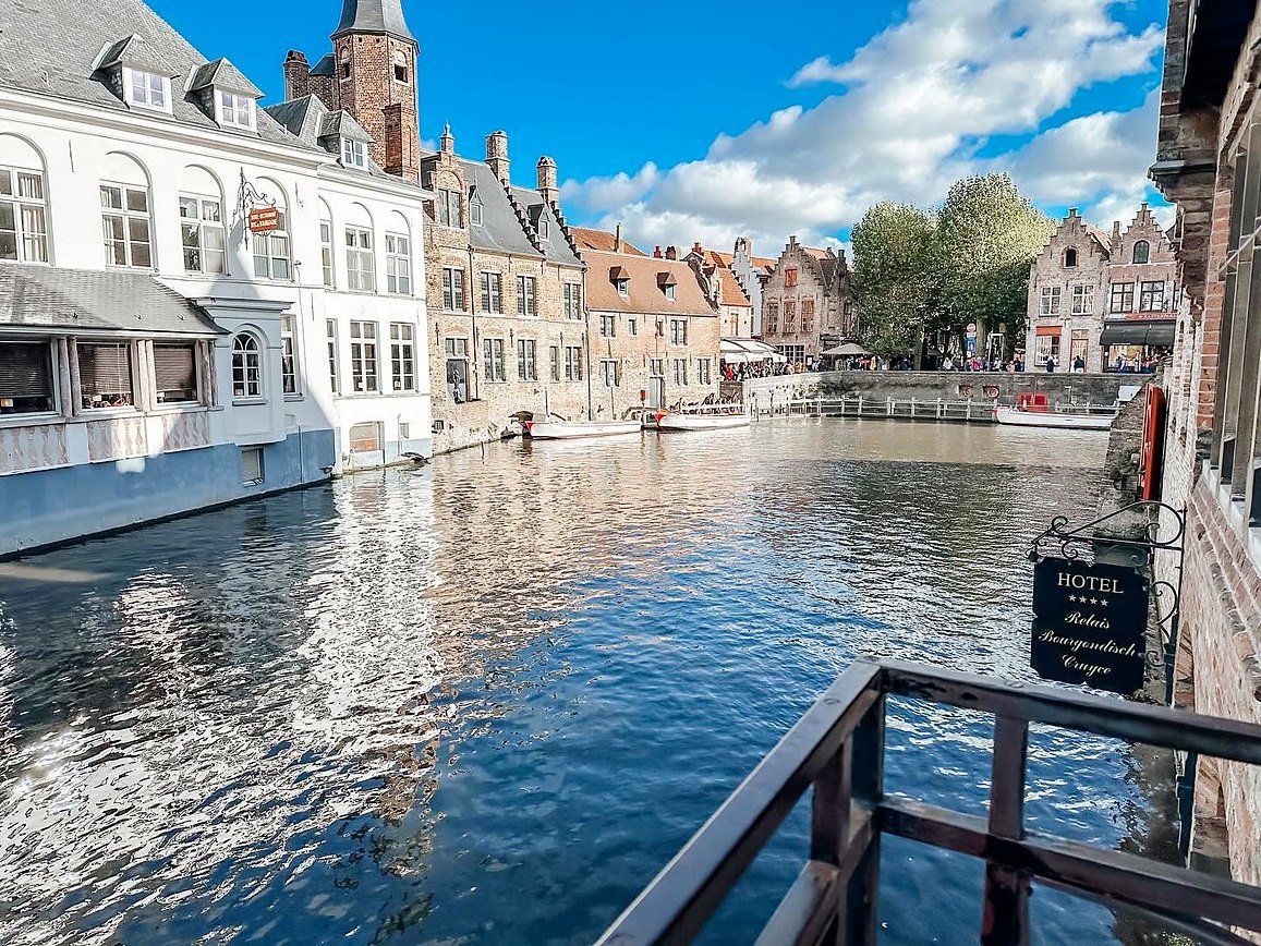 Canal Rozenhoedkaai em Bruges com casas históricas