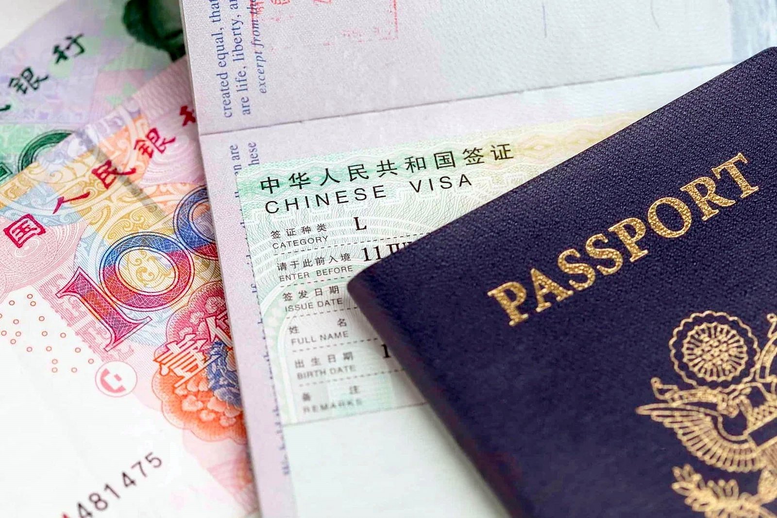 Passaporte com visto chinês e notas de yuan