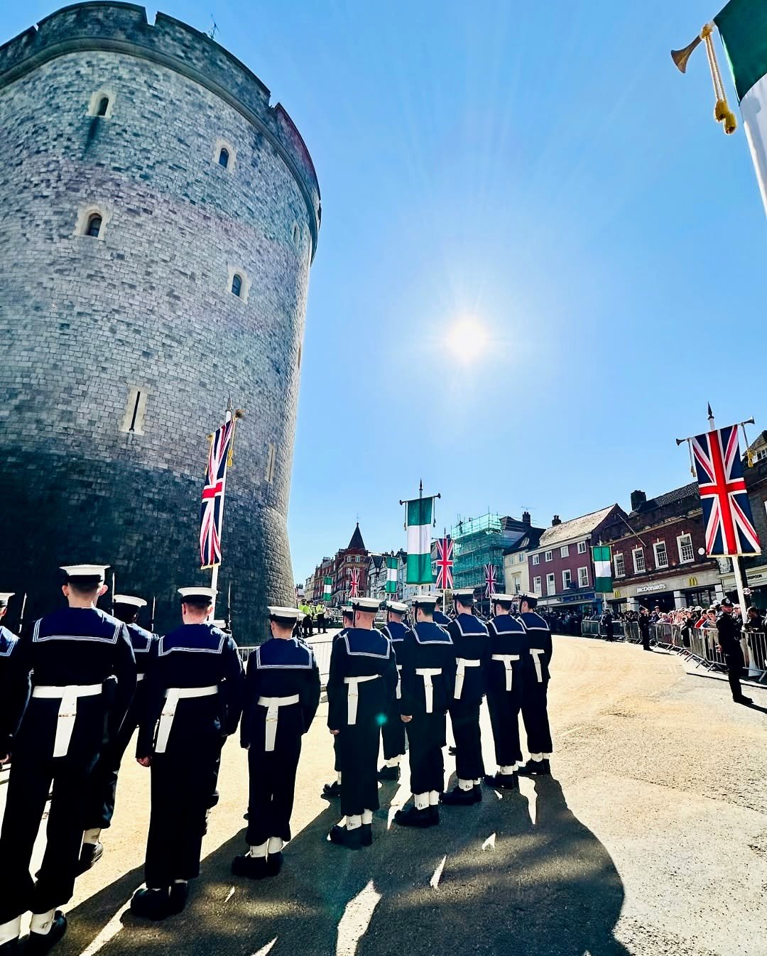Desfile militar ao pé das muralhas do Castelo de Windsor