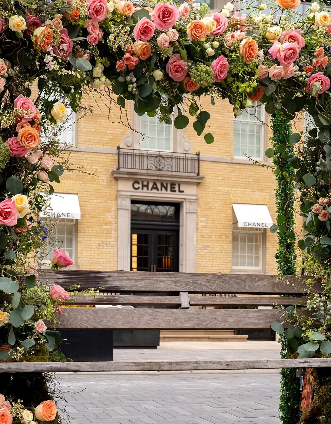 Loja de grife decorada com flores no bairro de Yorkville, em Toronto
