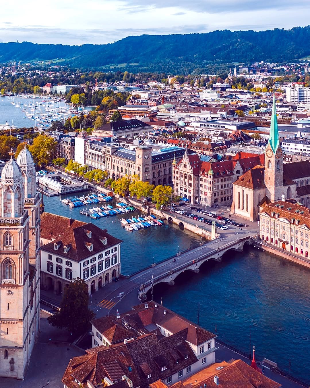 Vista aérea de Zurique com o Grossmünster, a Fraumünster e a ponte Münsterbrücke